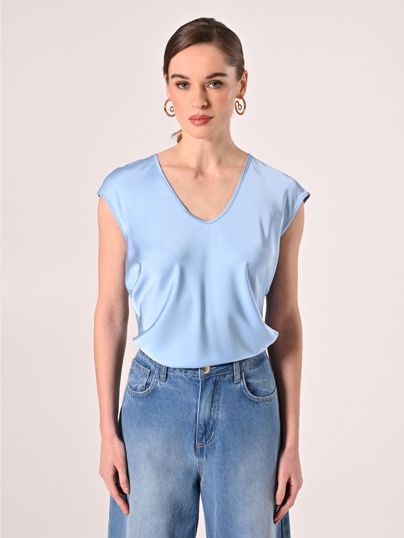 Bluse aus Satin in Hellblau det_2