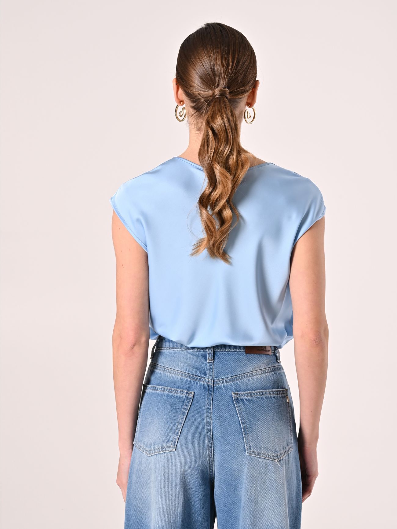 Bluse aus Satin in Hellblau det_3
