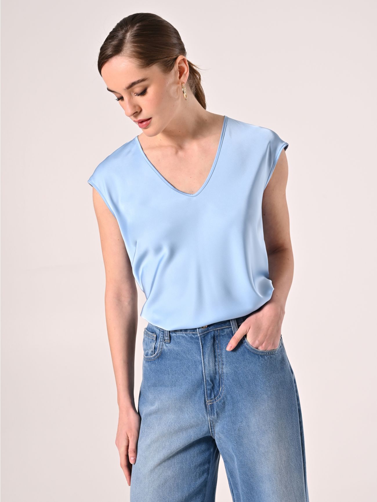 Bluse aus Satin in Hellblau in_i7