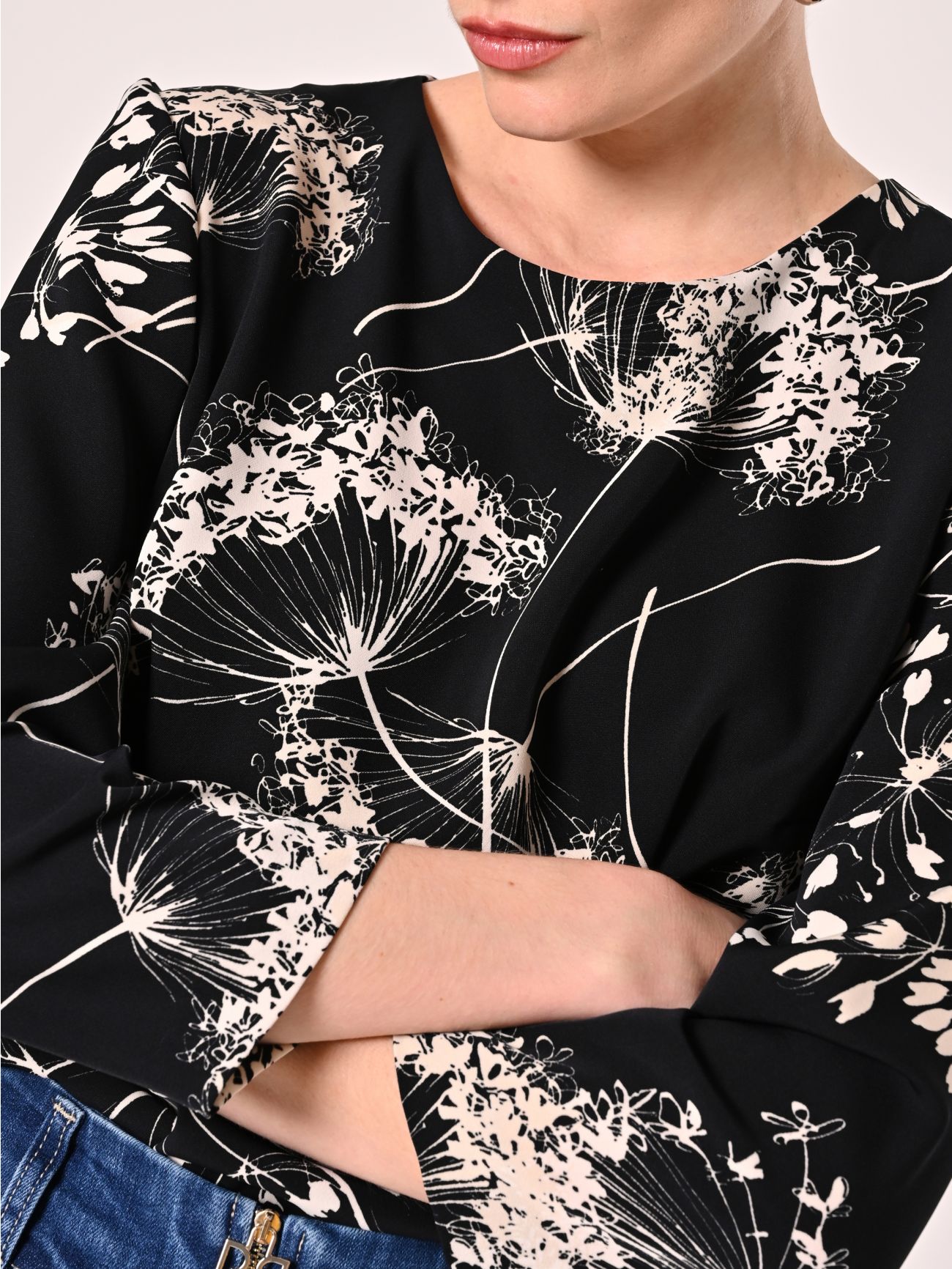 Bluse mit Blumenmuster in Schwarz & Weiß in_i5