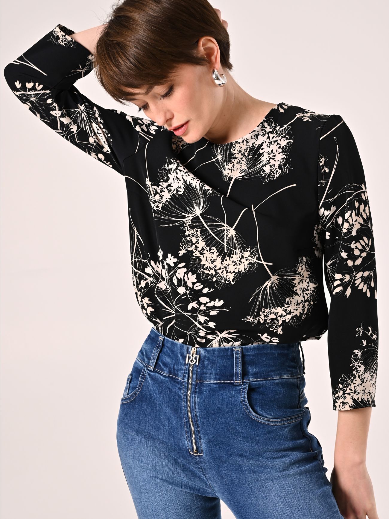 Bluse mit Blumenmuster in Schwarz & Weiß  Rinascimento