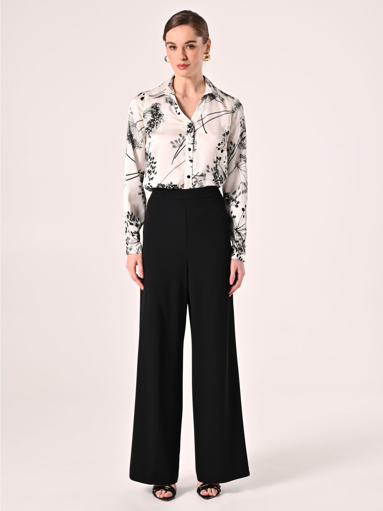 Bluse mit Blumenmuster in Schwarz & Weiß det_1