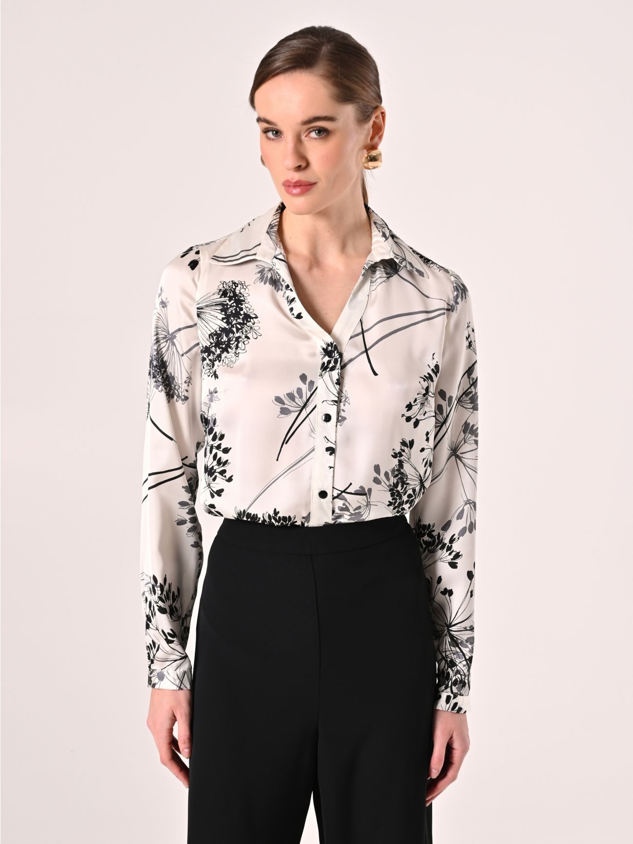 Bluse mit Blumenmuster in Schwarz & Weiß det_2