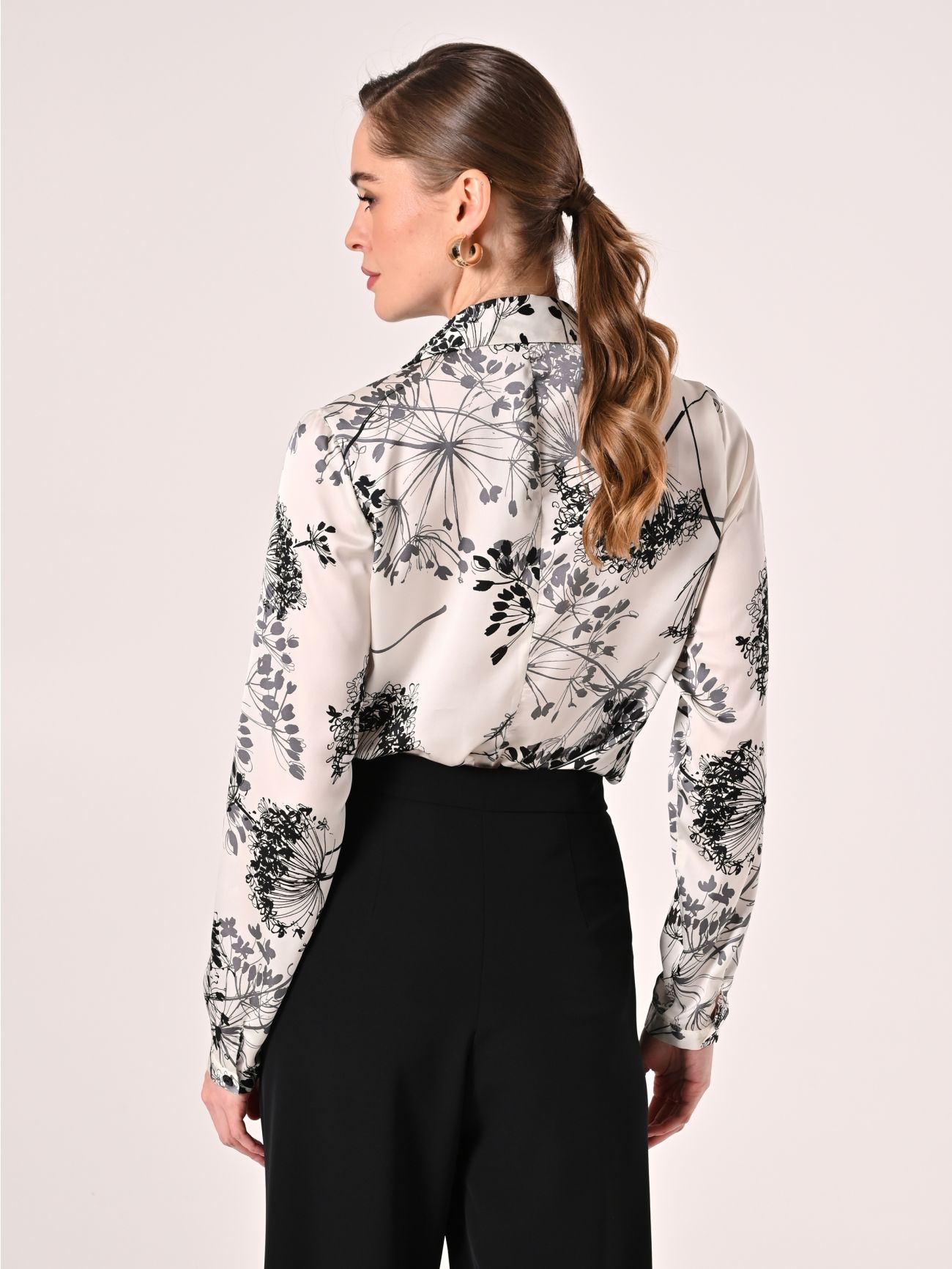 Bluse mit Blumenmuster in Schwarz & Weiß det_3