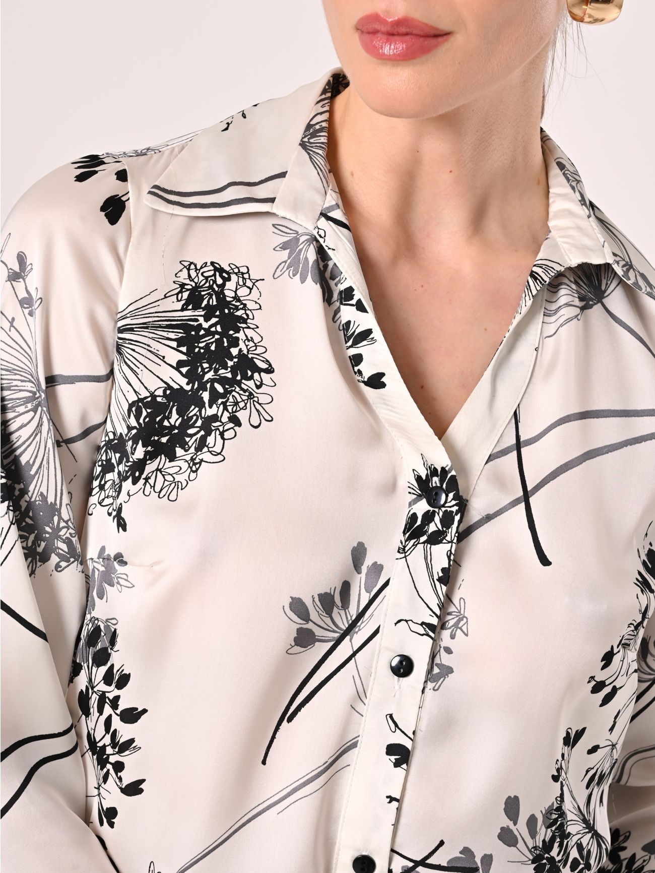 Bluse mit Blumenmuster in Schwarz & Weiß in_i5