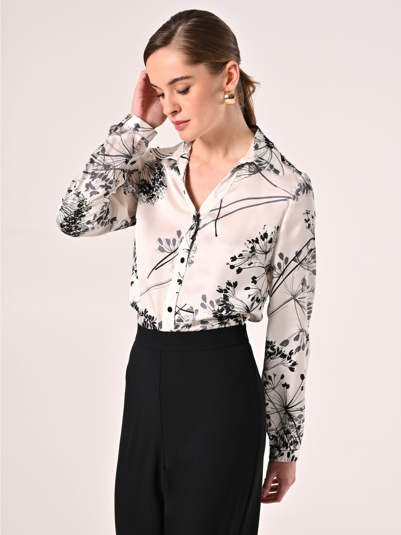 Bluse mit Blumenmuster in Schwarz & Weiß in_i7