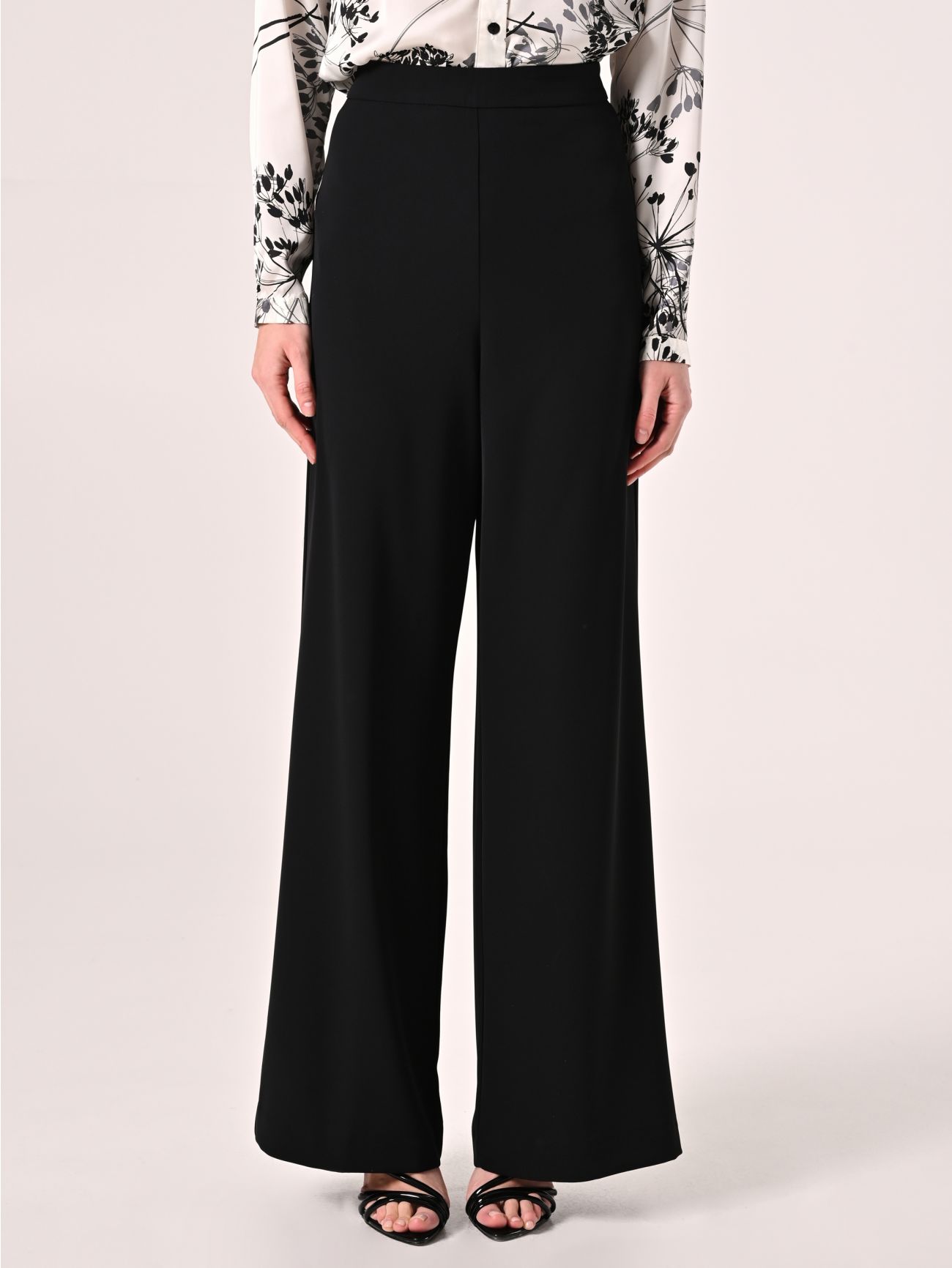 Wide-Leg Trousers in Black Cady det_2
