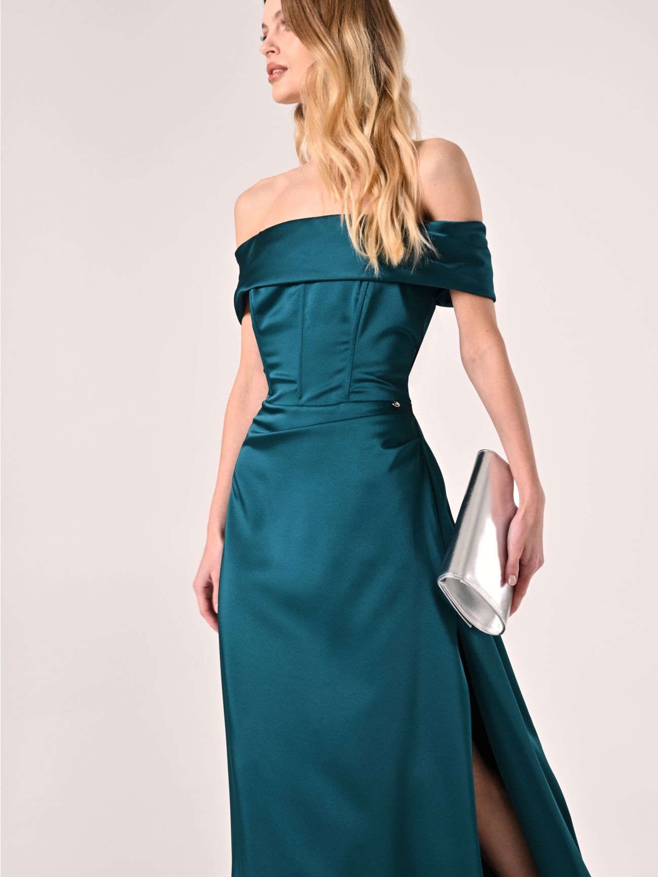 Schulterfreies, langes Kleid in Grün  Rinascimento