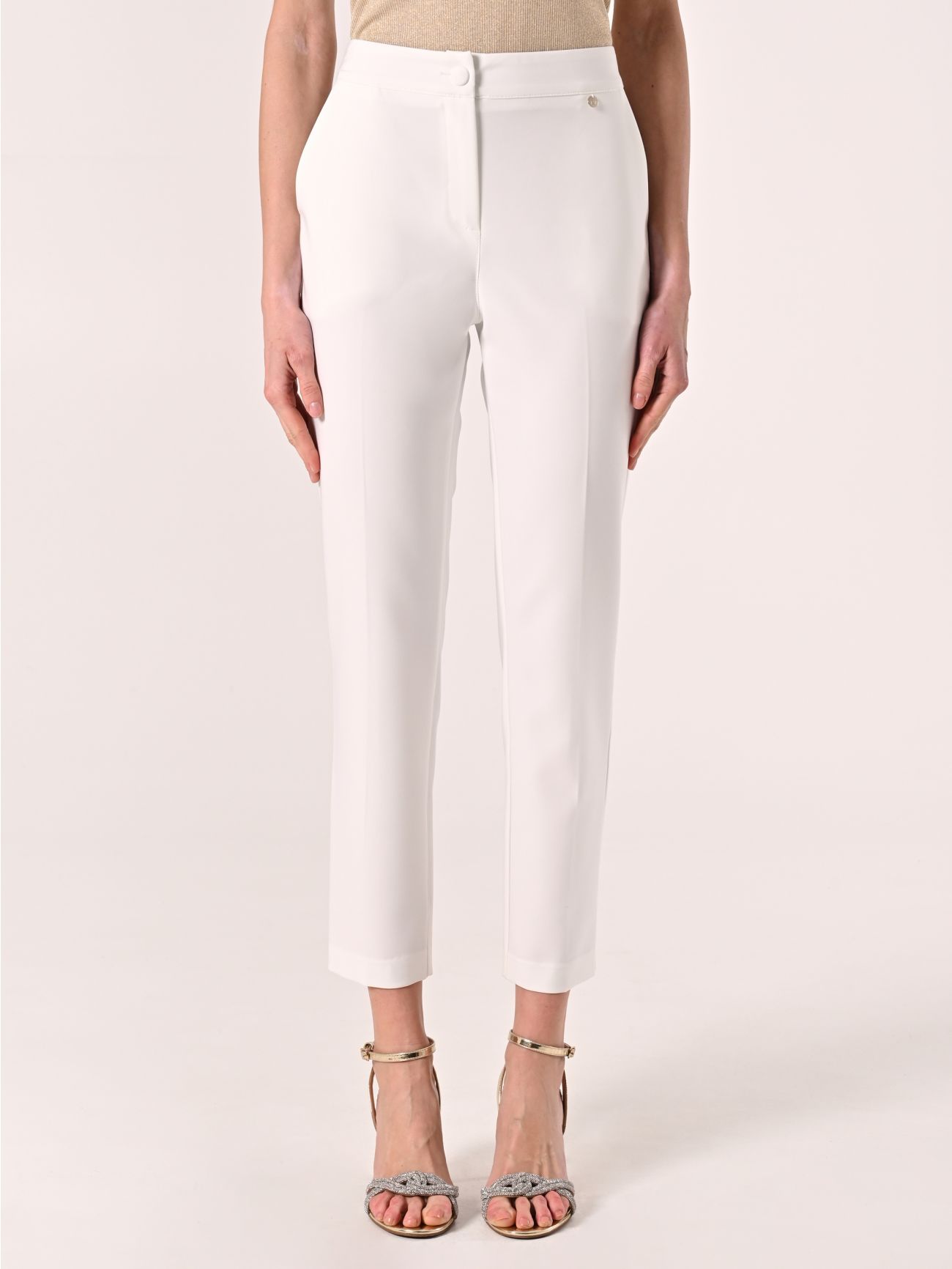 Pantalón blanco con botón recubierto det_2