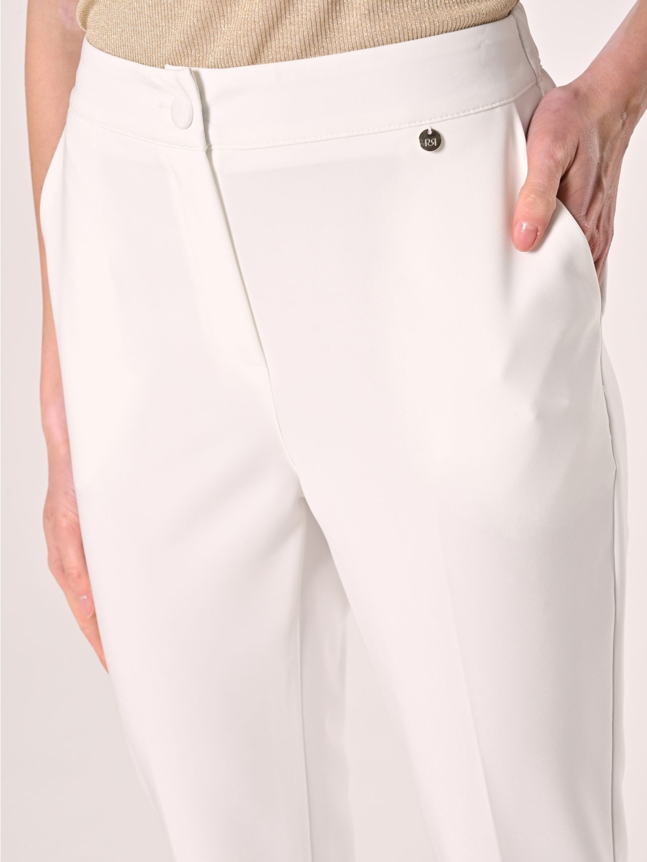 Pantalón blanco con botón recubierto in_i5