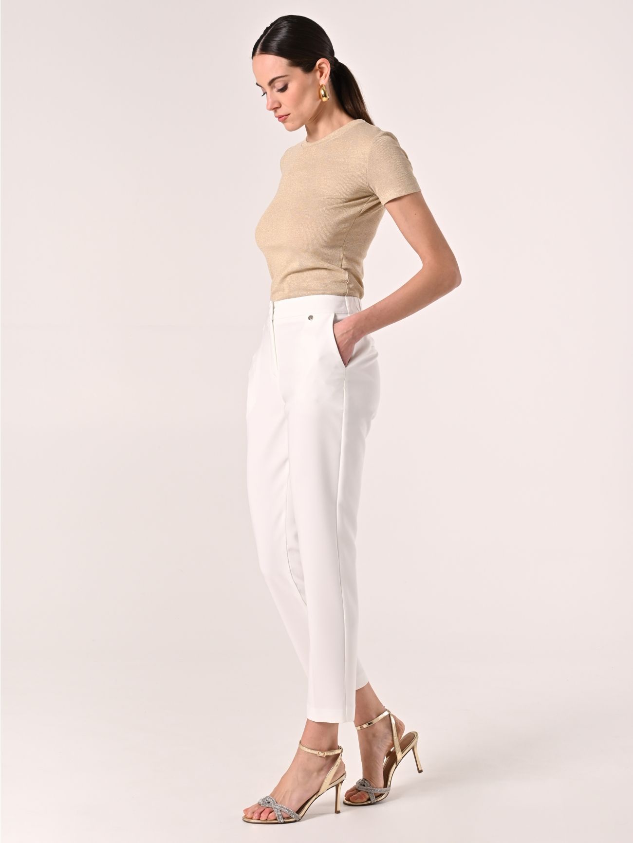 Pantalón blanco con botón recubierto in_i7