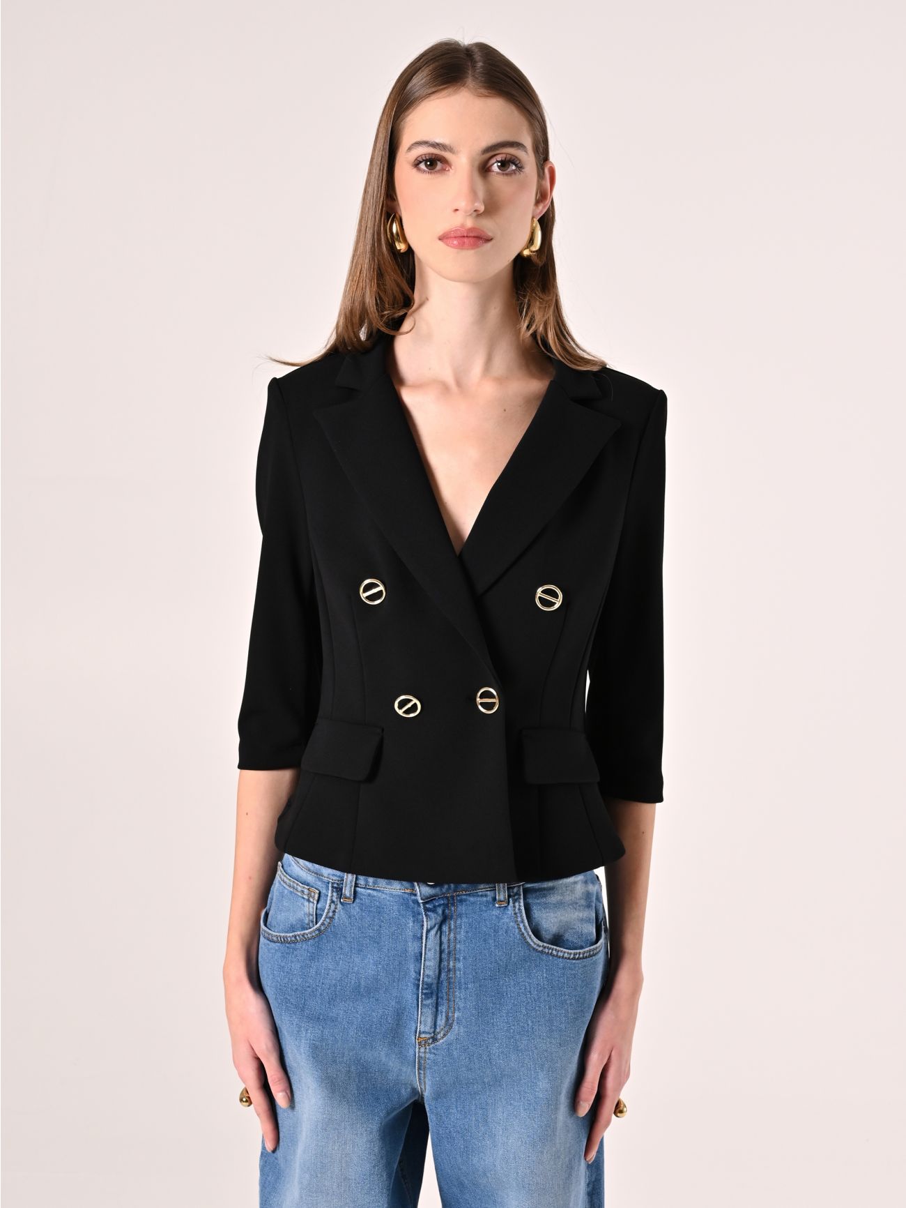 Kurze Jacke in Schwarz aus Scuba-Handkreppstoff det_2