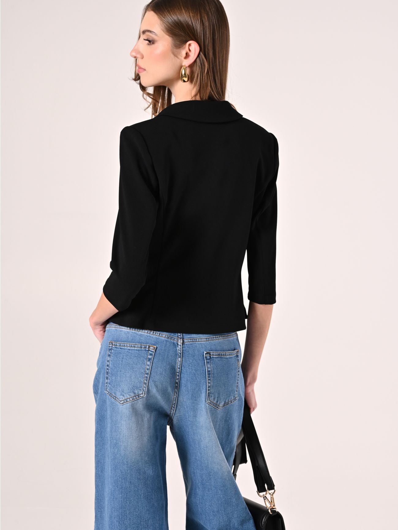 Kurze Jacke in Schwarz aus Scuba-Handkreppstoff det_3