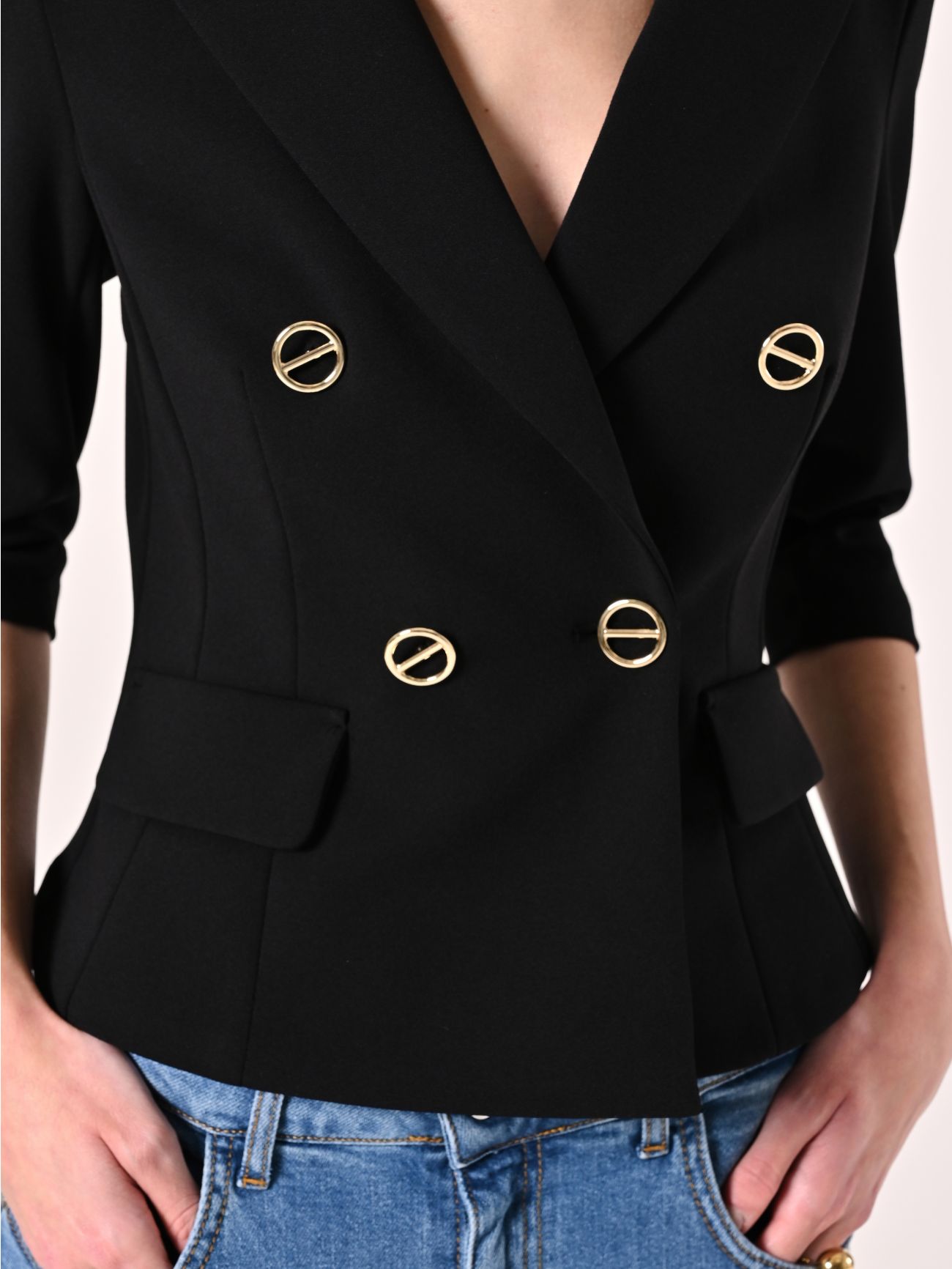 Kurze Jacke in Schwarz aus Scuba-Handkreppstoff in_i5