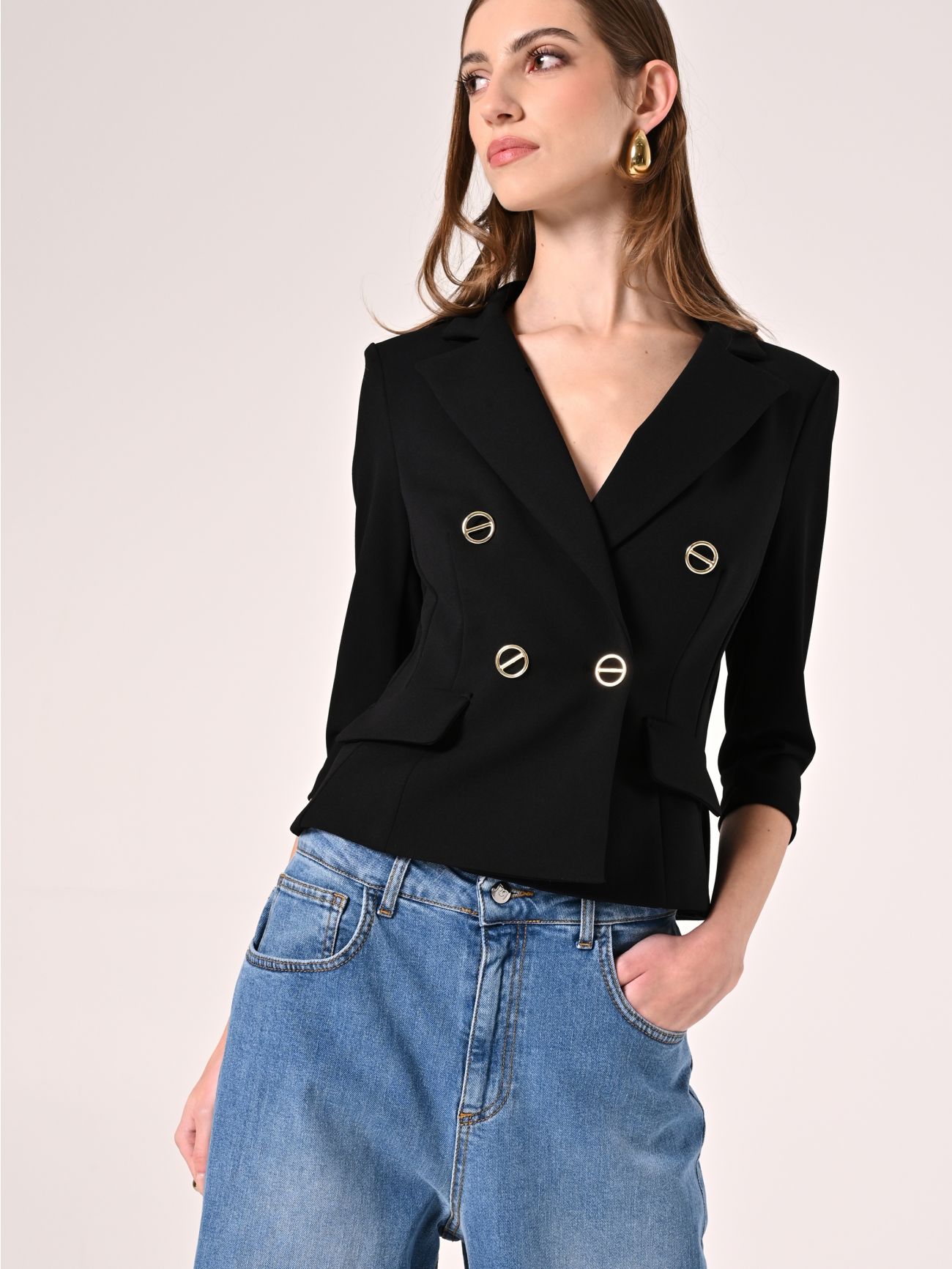 Kurze Jacke in Schwarz aus Scuba-Handkreppstoff in_i7
