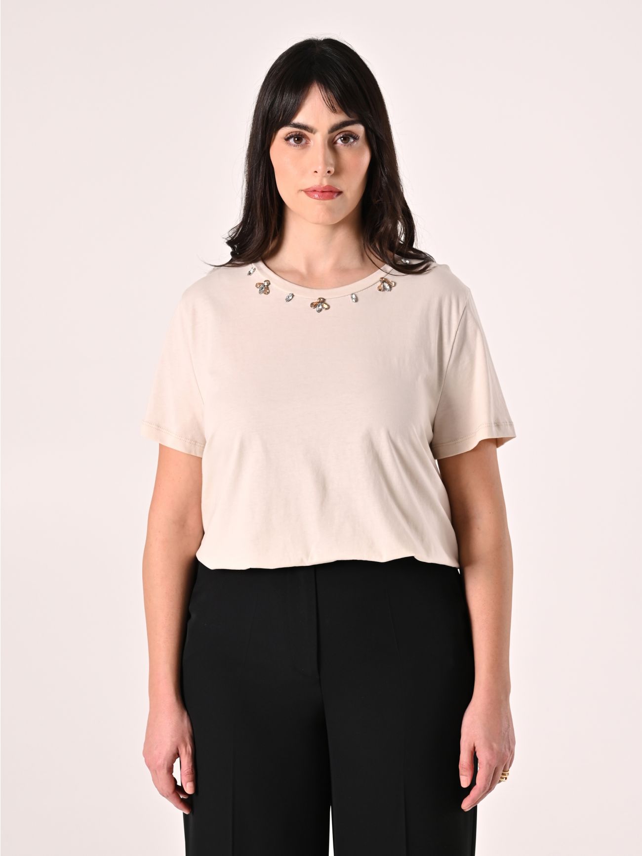 Curvy Beige T-Shirt with Gemstones det_2