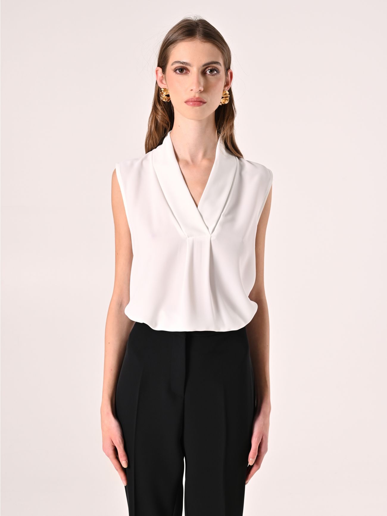 White Blouse with Fold-Over Neck det_2