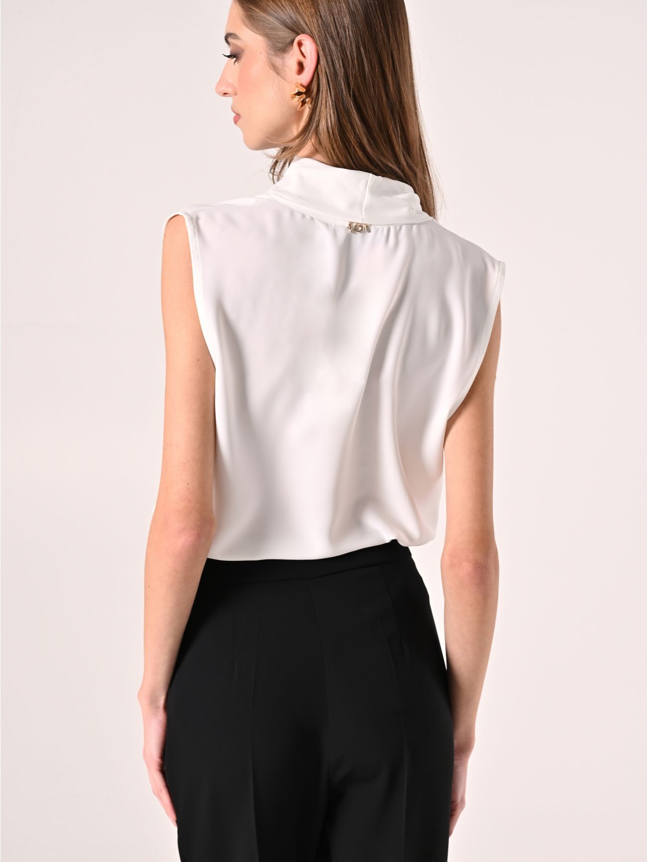 White Blouse with Fold-Over Neck det_3