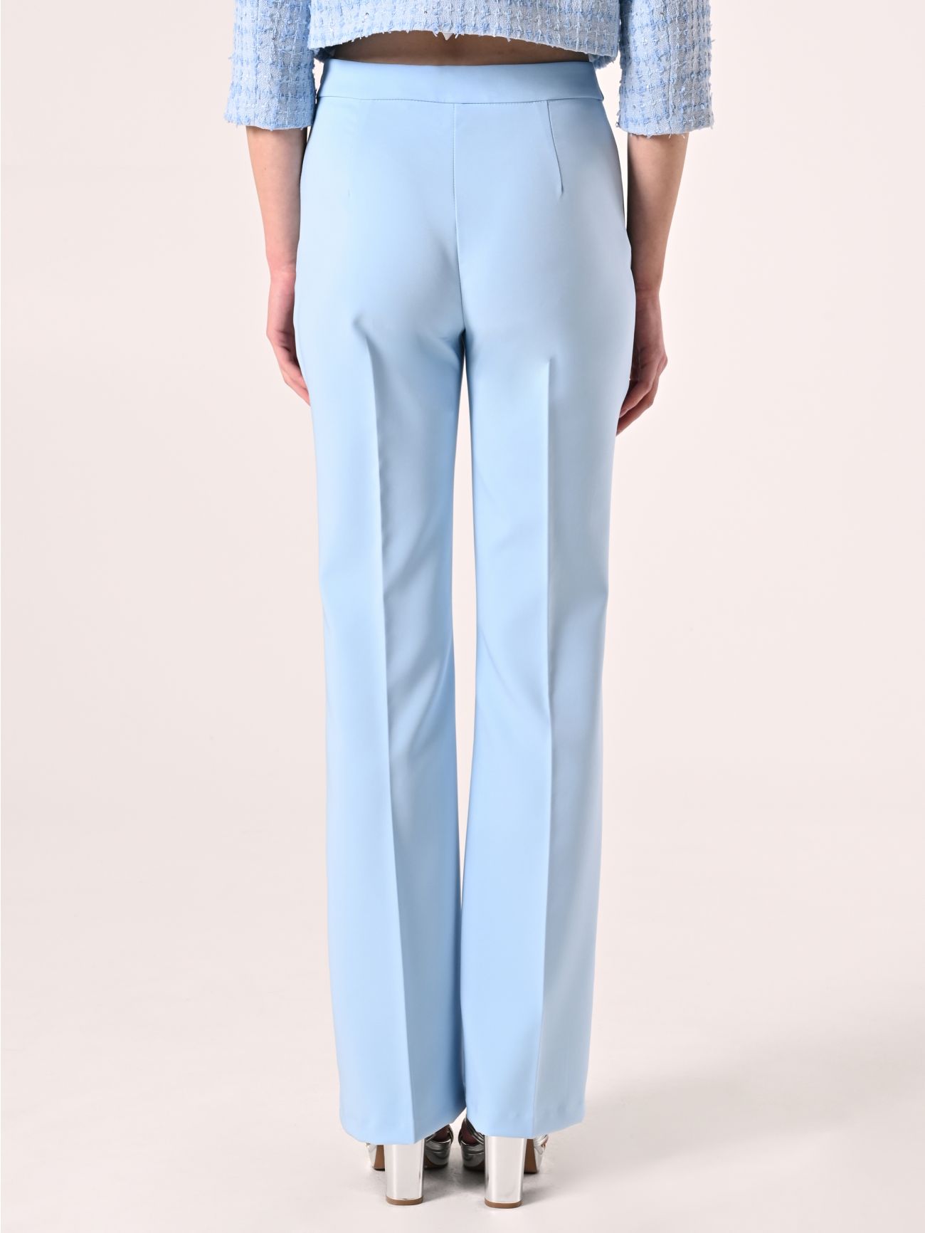 Ausgestellte Hose aus technischem Gewebe in Hellblau det_3