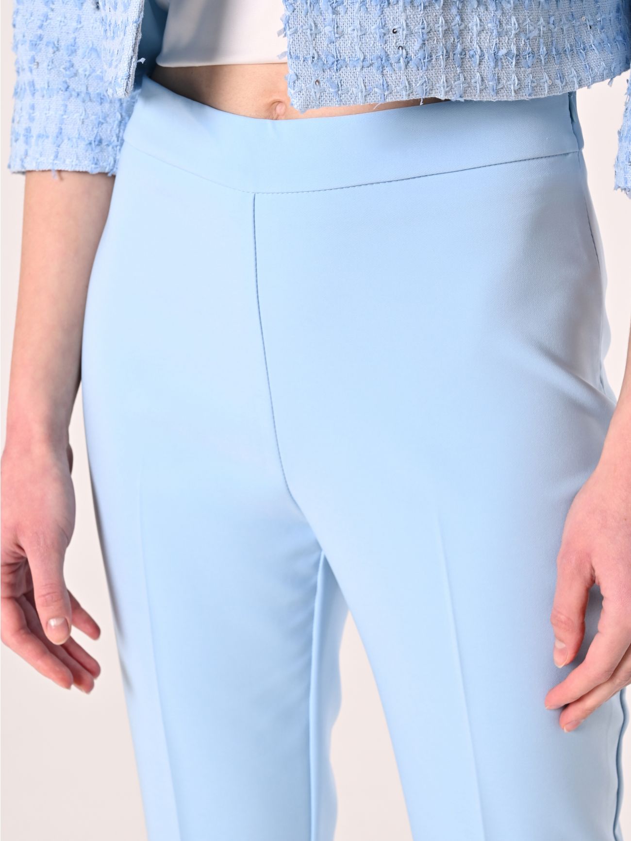 Ausgestellte Hose aus technischem Gewebe in Hellblau in_i5
