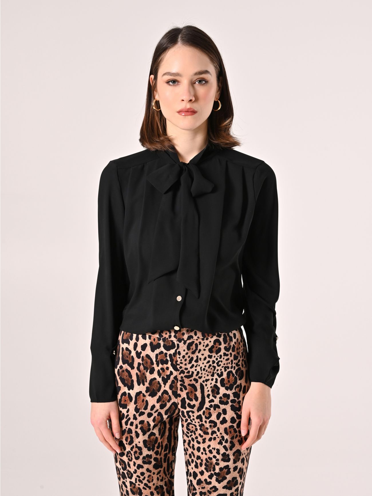 Blusa blanca con lazo y pinzas det_2