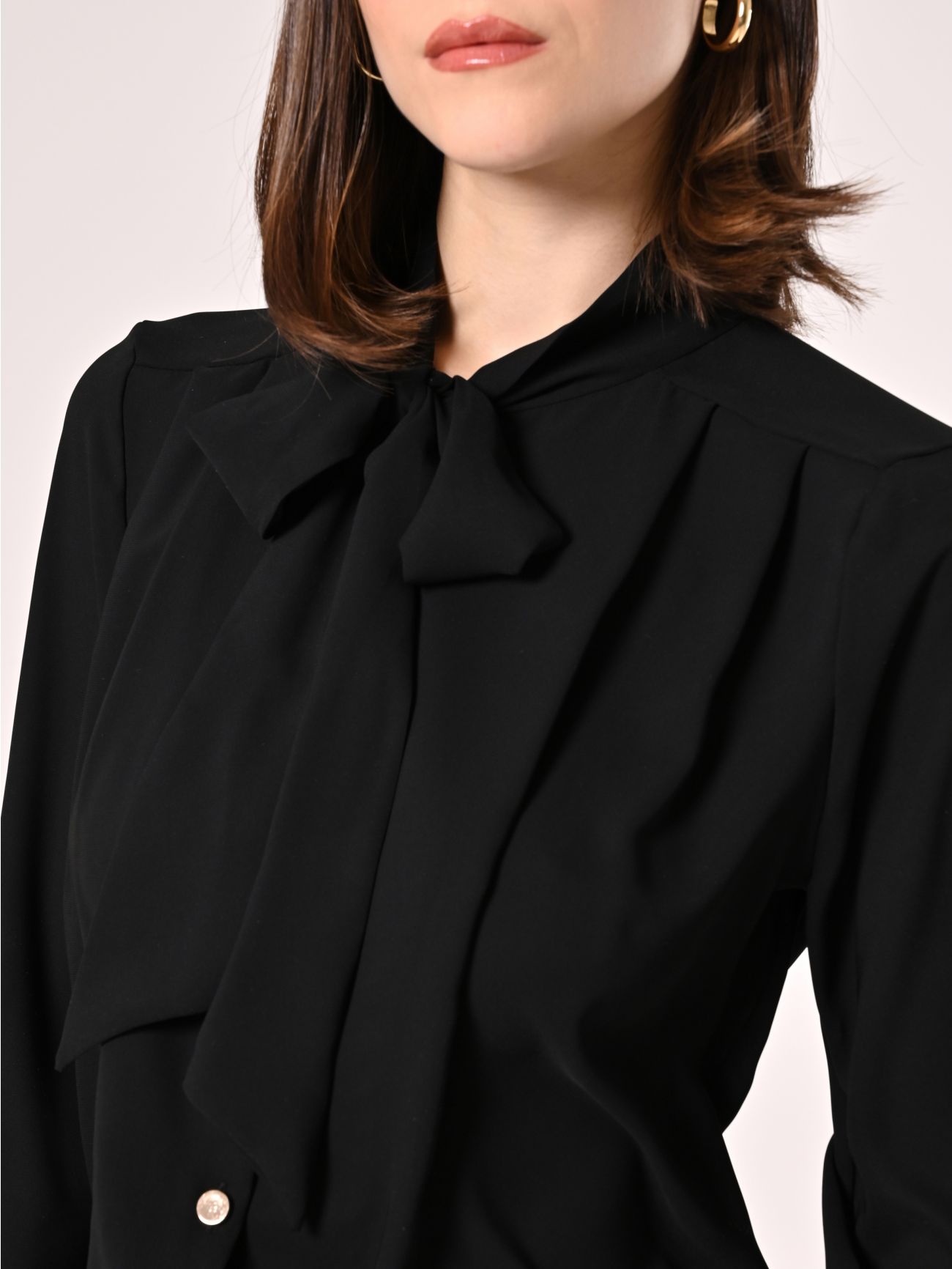 Blusa blanca con lazo y pinzas in_i5
