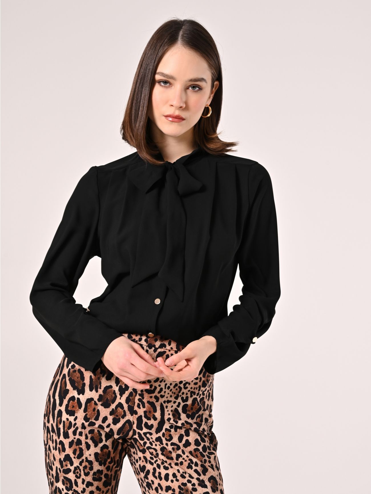 Blusa blanca con lazo y pinzas in_i7