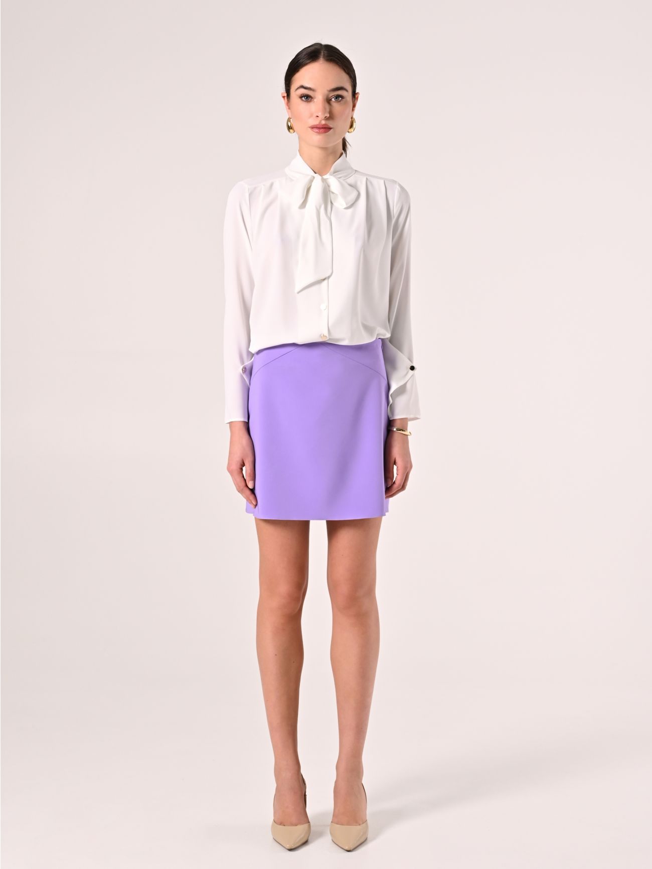 Bluse mit Schleife und Abnähern in Weiß det_1