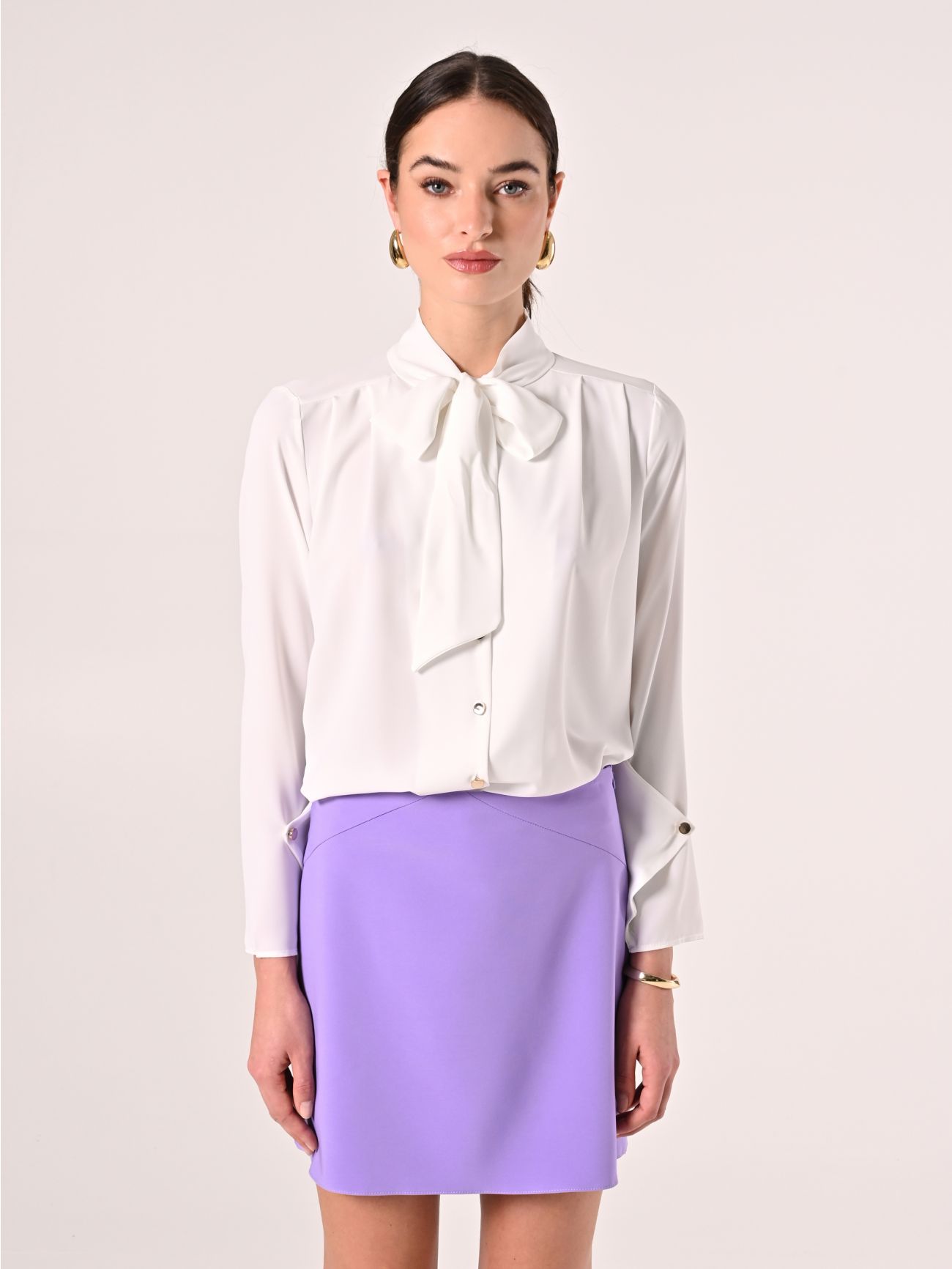 Bluse mit Schleife und Abnähern in Weiß det_2