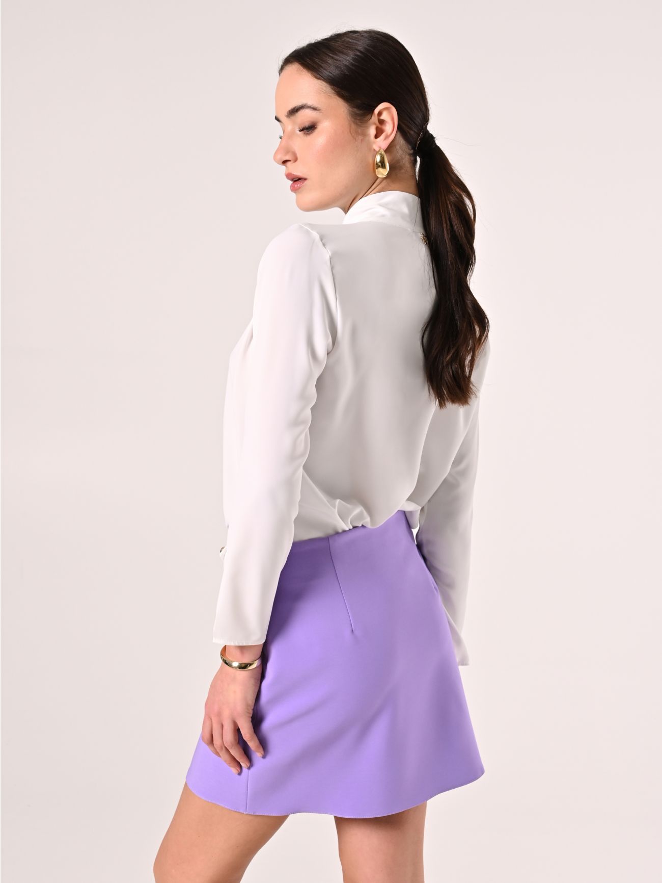 Bluse mit Schleife und Abnähern in Weiß det_3