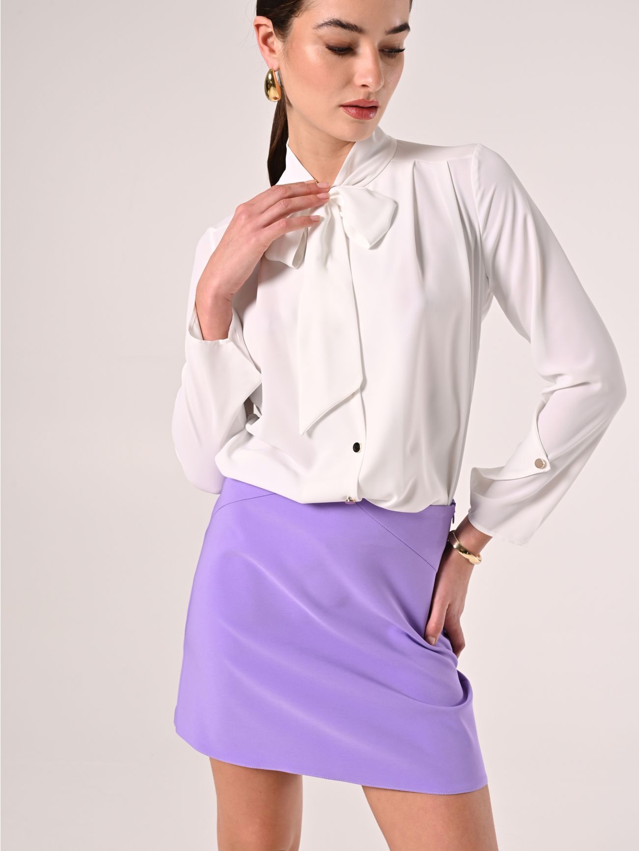 Bluse mit Schleife und Abnähern in Weiß in_i7