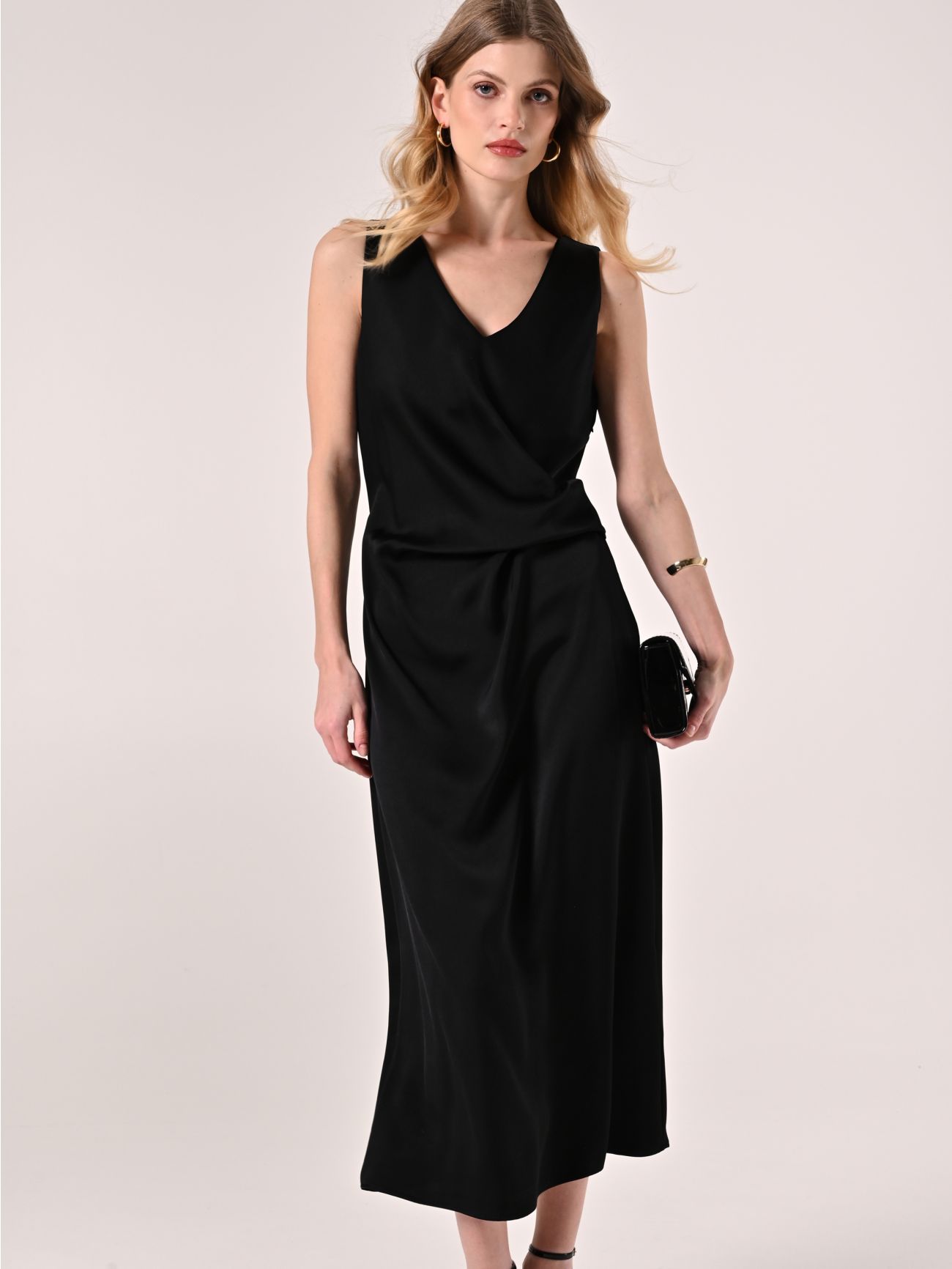 Midi-Slipdress aus Satin in Schwarz  Rinascimento