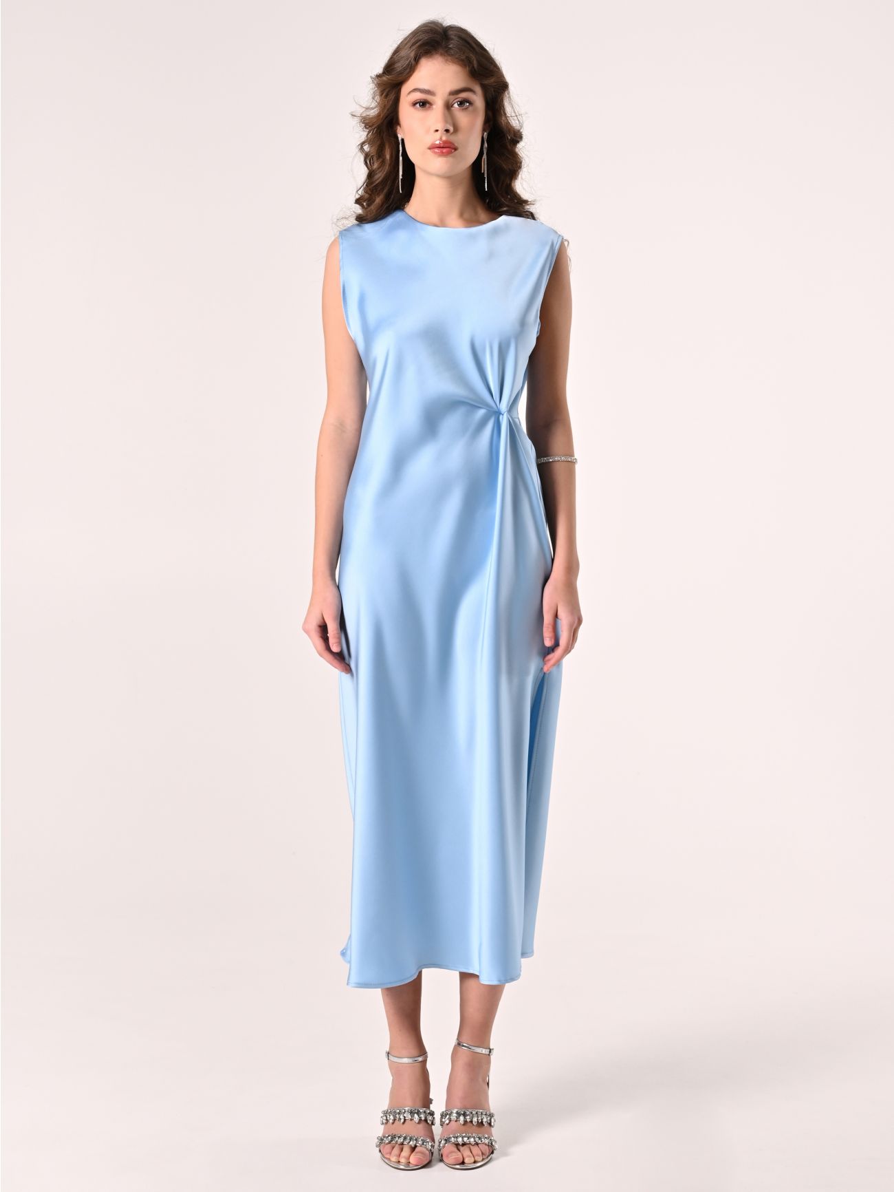 Robe bleu ciel à nœud en satin det_1