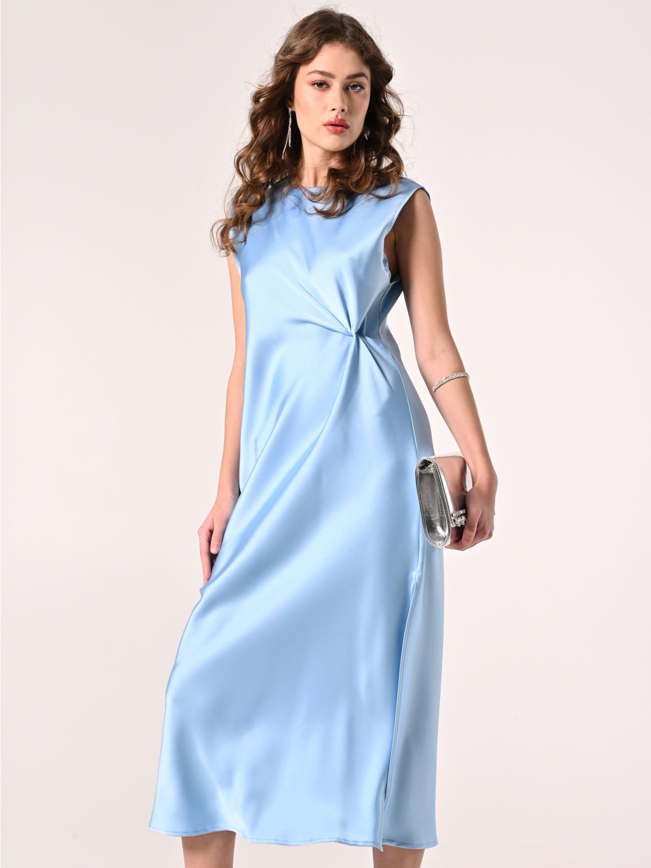 Robe bleu ciel à nœud en satin sp_e1