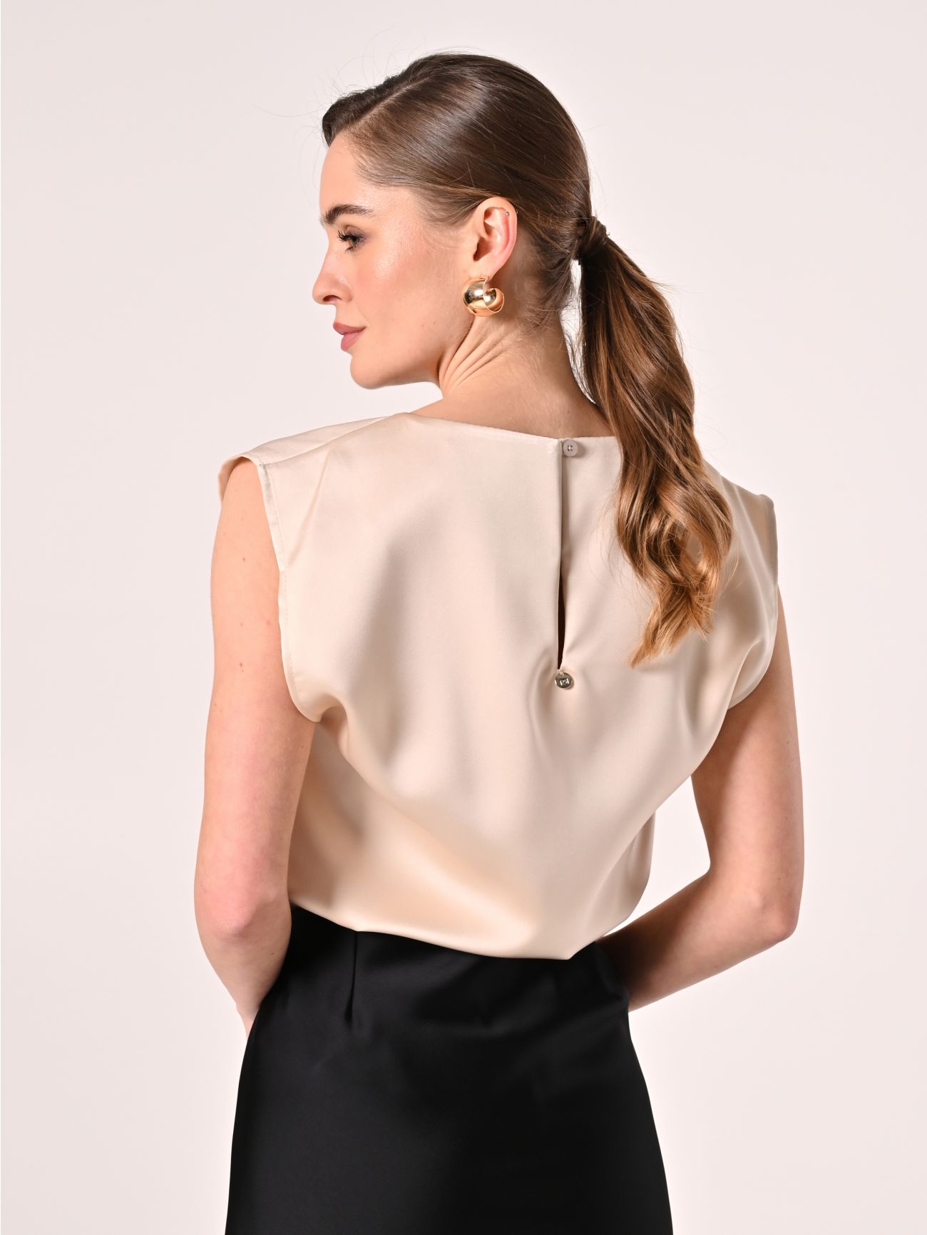Ärmelloses Top aus Satin in Beige det_3