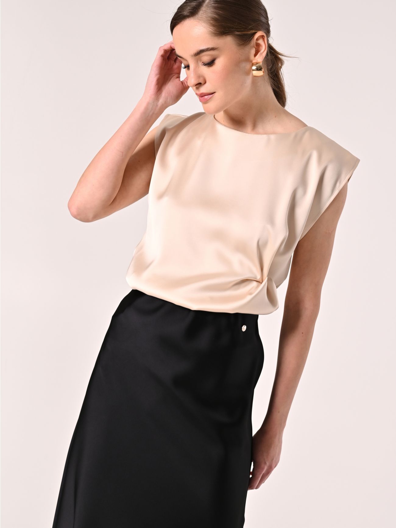 Ärmelloses Top aus Satin in Beige in_i7