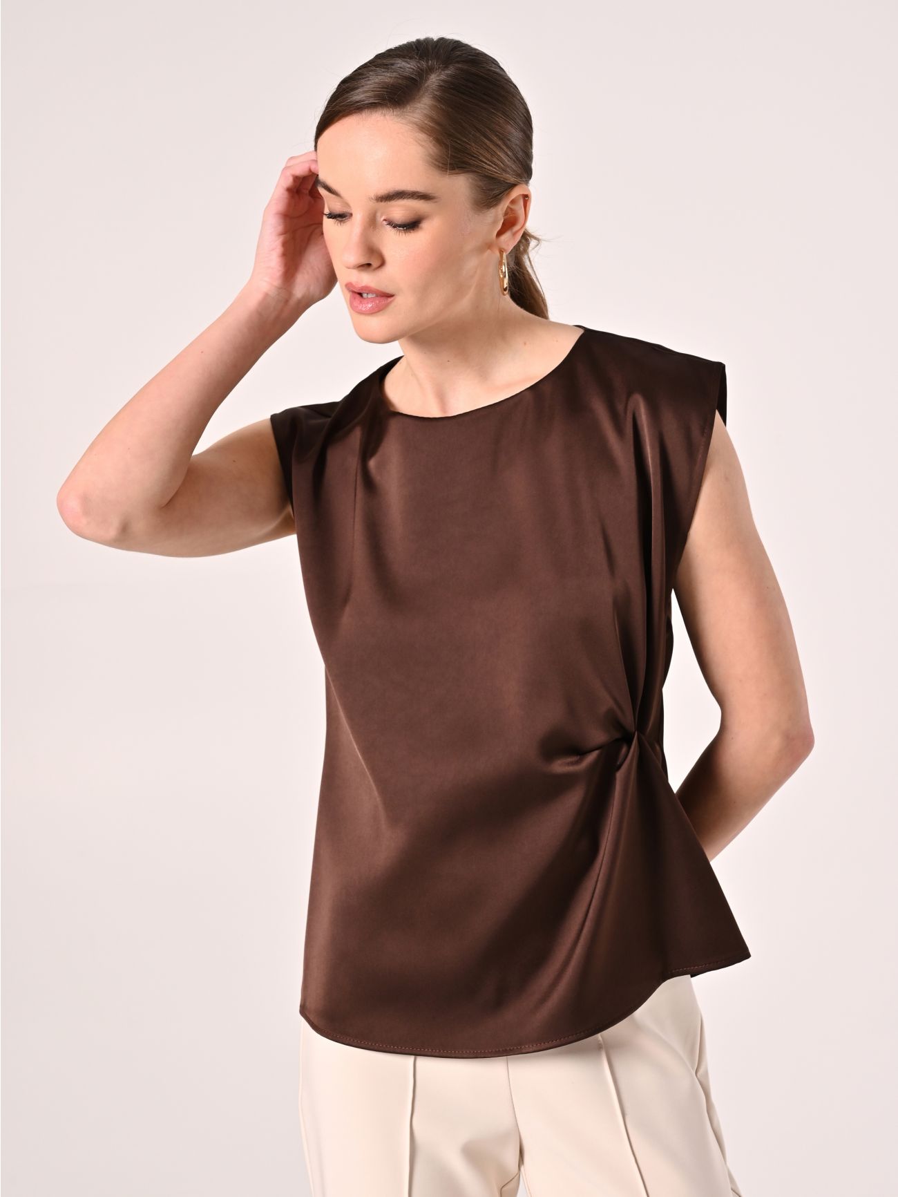 Ärmelloses Top aus Satin in Schokolade in_i7