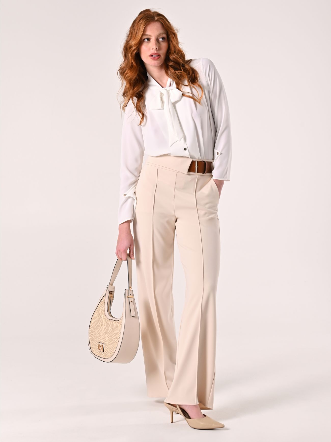 Hose mit Schnalle aus Scuba-Handkreppstoff in Beige  Rinascimento