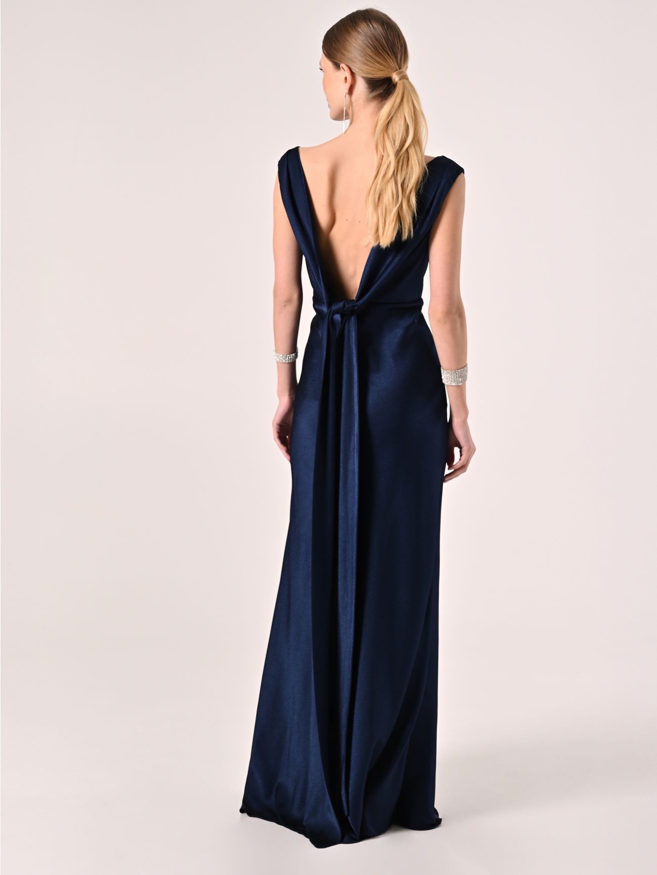 Lange Kleid aus strukturiertem Satin in Blau det_2