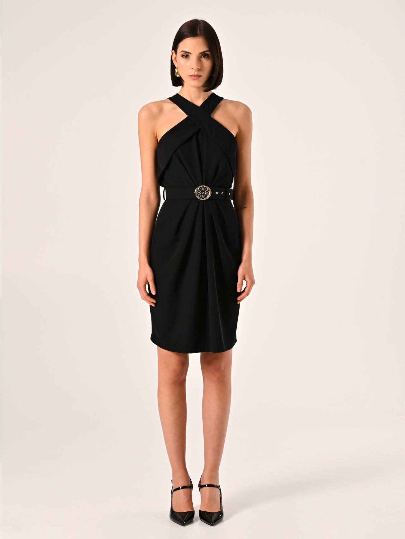 Vestido de tubo negro con escote americano det_1