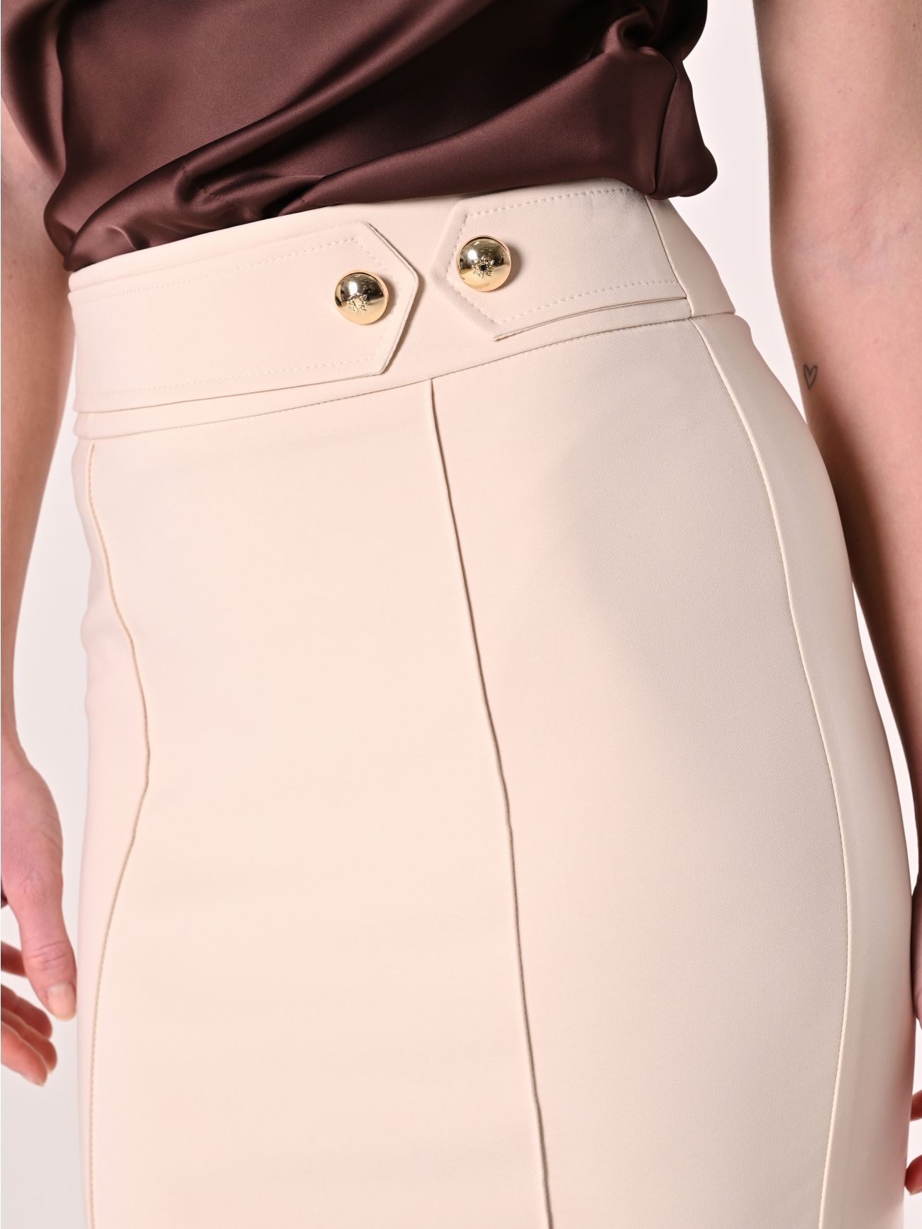 Falda de tejido técnico beige con hebilla in_i5