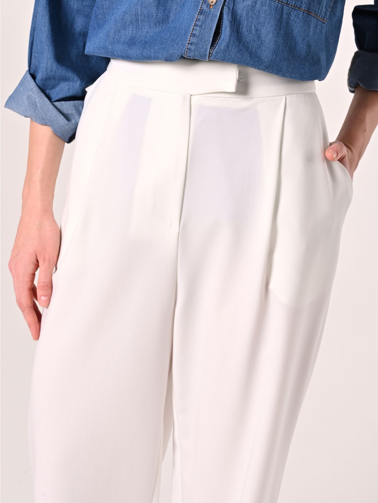 White Pleated Trousers in Polyviscose in_i5