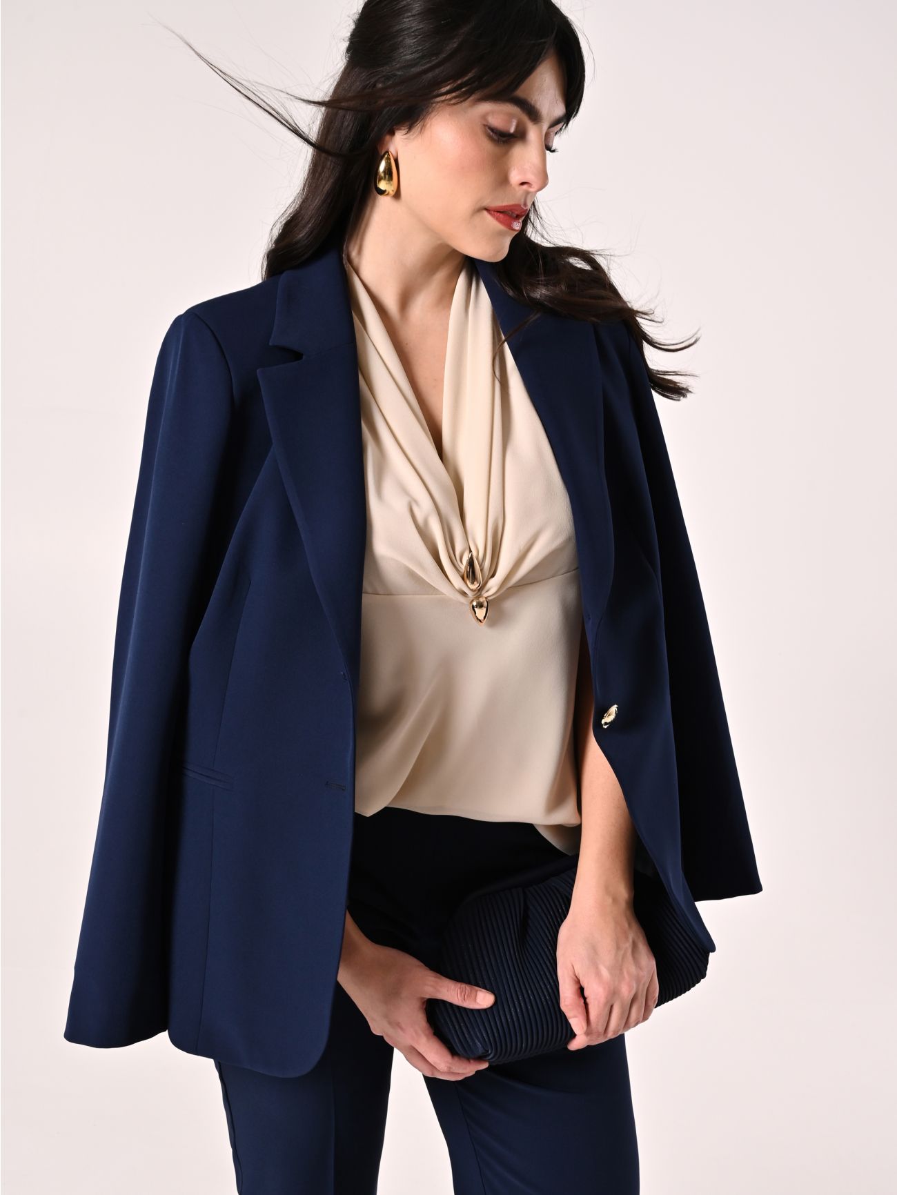 Blusa curvy beige con joya  Rinascimento