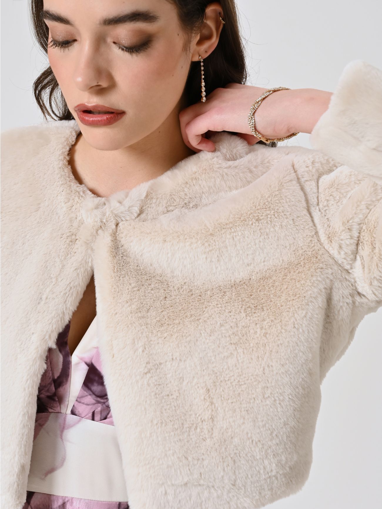 Kurze Jacke mit Pelzeffekt in Weiß in_i5
