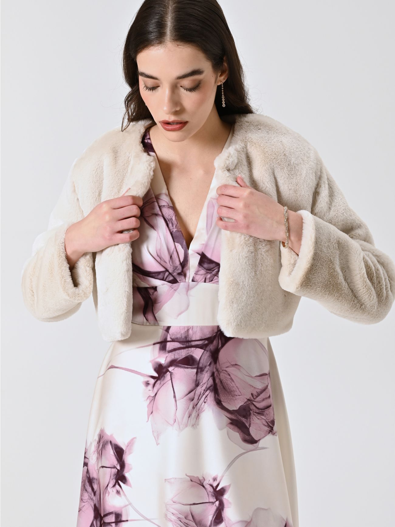 Kurze Jacke mit Pelzeffekt in Weiß in_i7