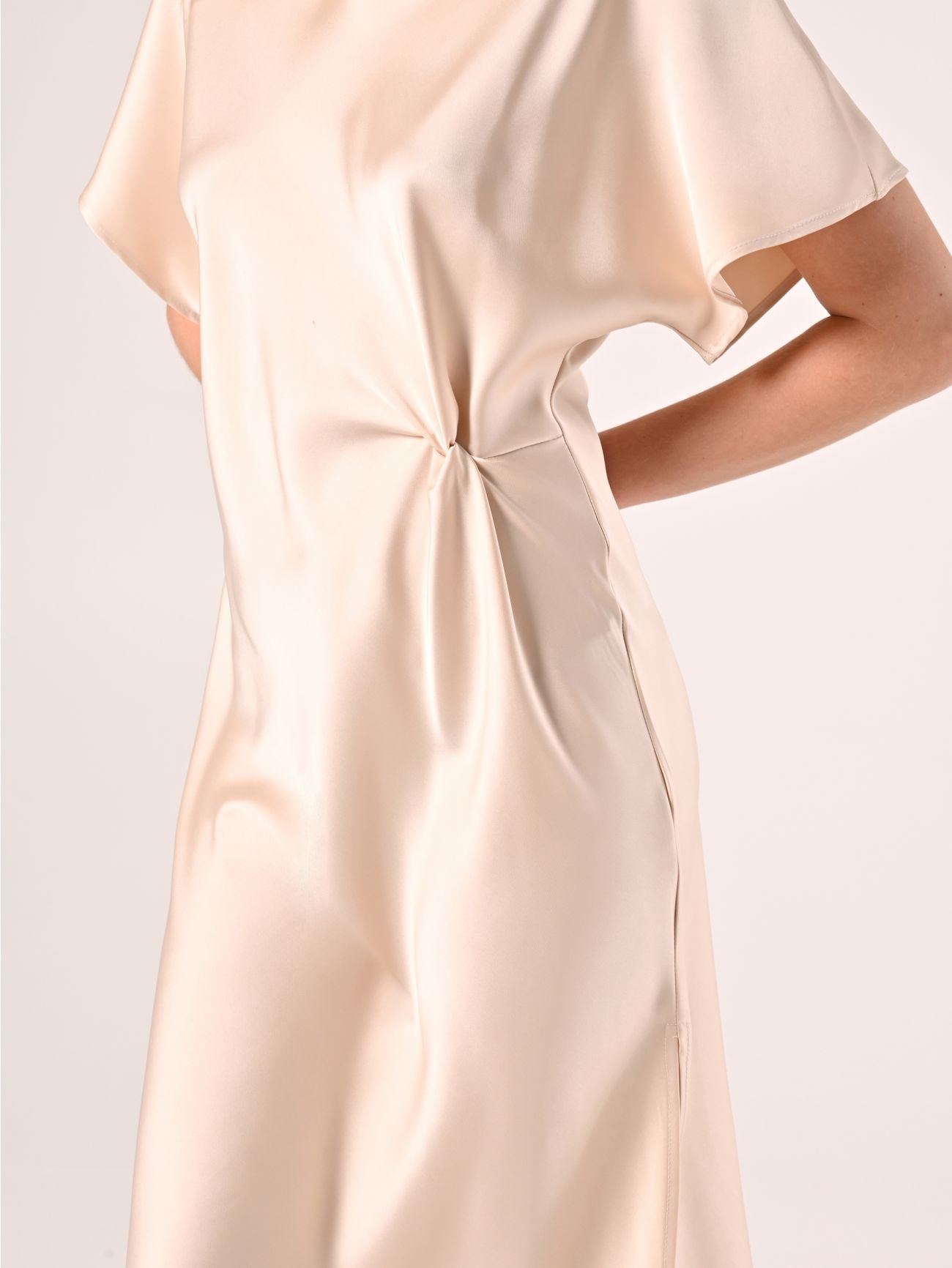 Kleid mit Knoten in Beige aus Satin in_i5