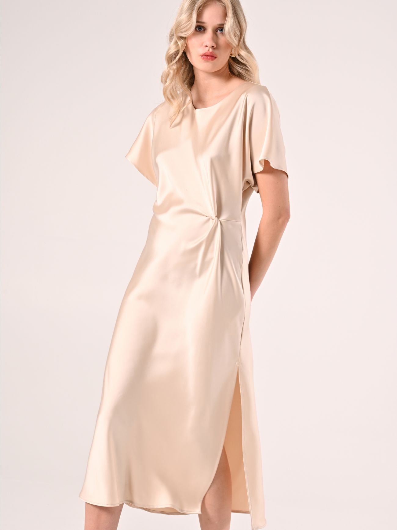 Kleid mit Knoten in Beige aus Satin in_i7
