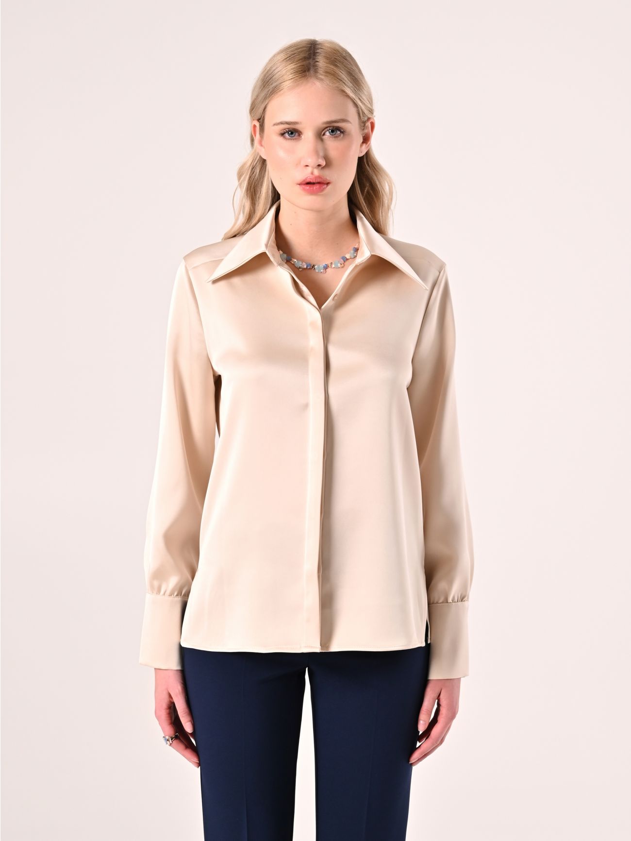 Camisa beige en raso det_2