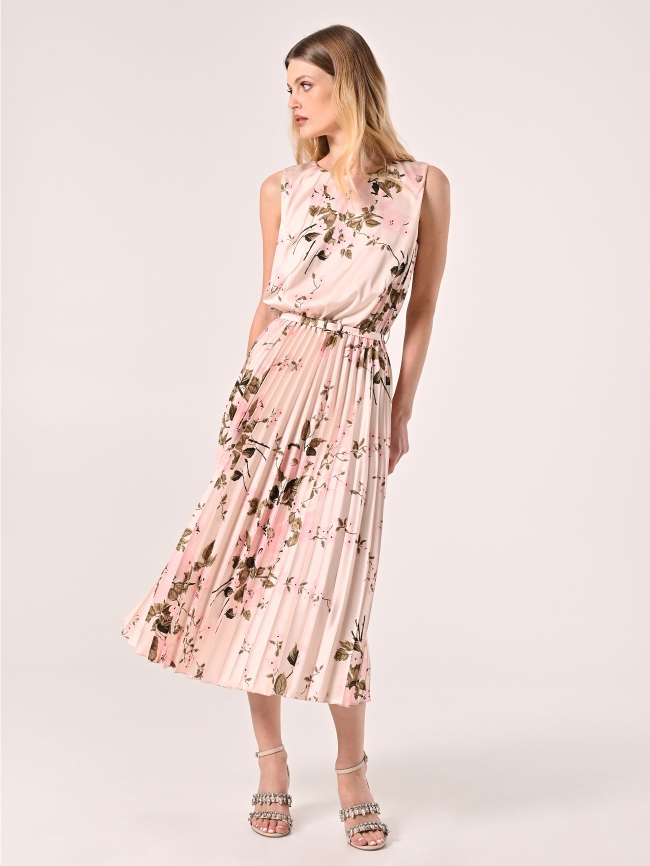 Floral-Print Midi Dress in_i7