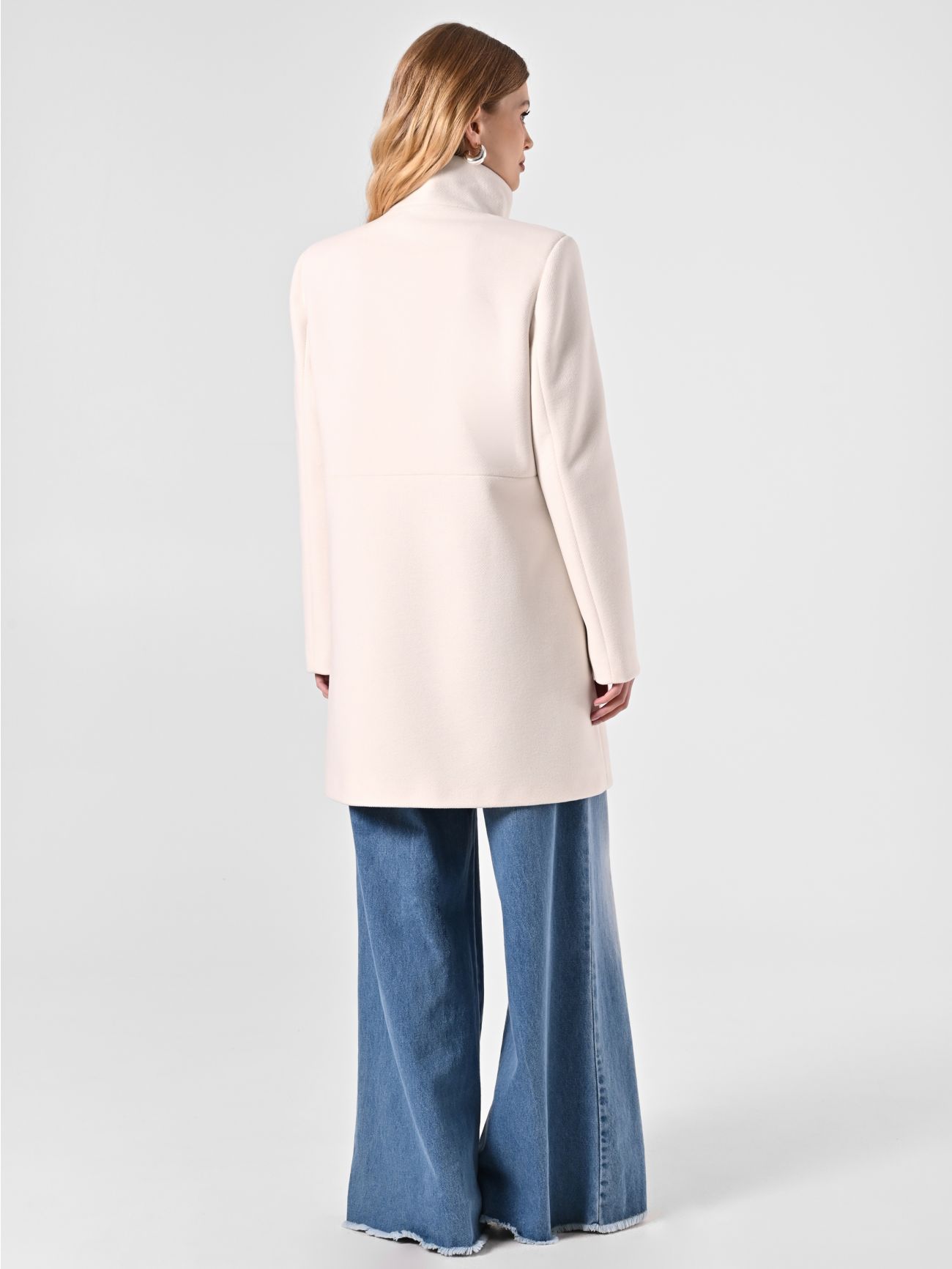 White Coat with Stand-Up Collar det_3